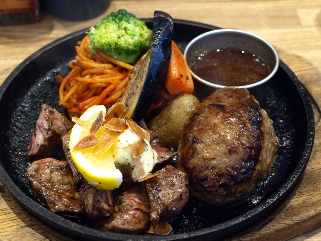 札幌 ステーキハンバーグひげ 南6条秋水店 その4(荒挽きハンバーグ&アメリカンステーキ)_d0153062_07173124.jpg