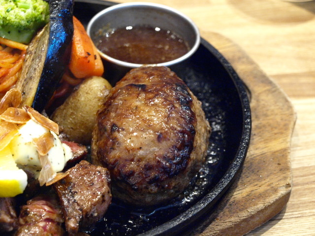 札幌 ステーキハンバーグひげ 南6条秋水店 その4(荒挽きハンバーグ&アメリカンステーキ)_d0153062_07183256.jpg