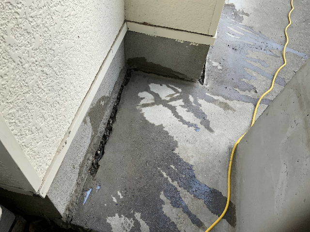 民間工事7日目 クラック・地上15m以上の屋根雨樋終了_f0031037_18484913.jpg