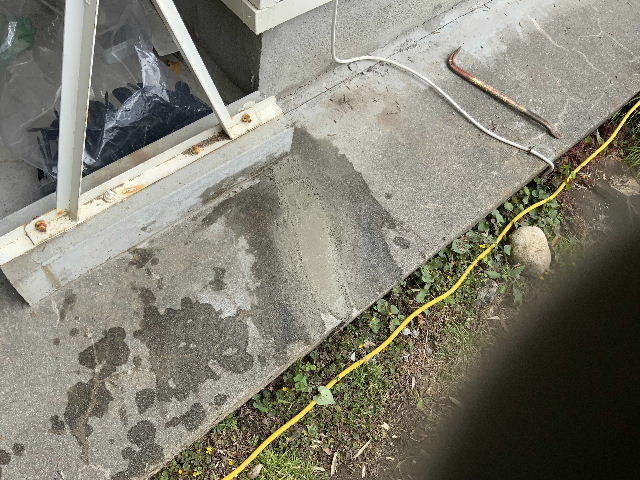 民間工事7日目 クラック・地上15m以上の屋根雨樋終了_f0031037_18491874.jpg