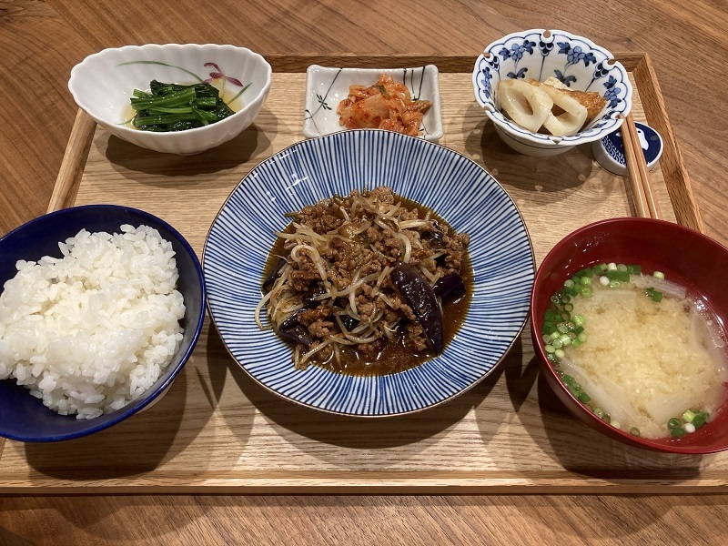 献立 茄子ともやしのひき肉あんかけ ほうれん草のお浸し キムチ ちくわの柚子胡椒ポン酢和え じゃがいもと玉ねぎのお味噌汁 Kajuの 今日のお料理 簡単レシピ
