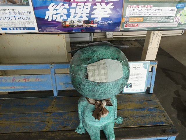 楽しいイラストの駅名標を見ながら♪ 一両列車が走るひたちなか海浜