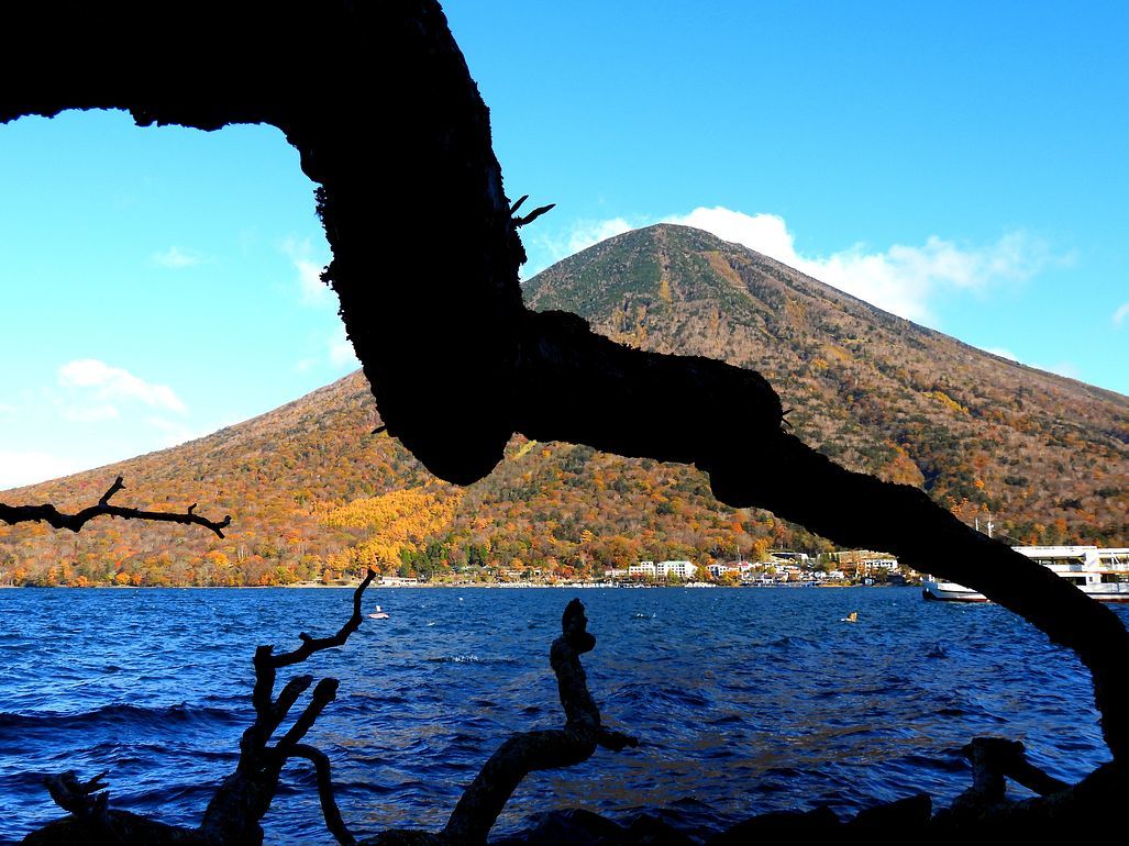 奥日光紅葉紀行２０２１（１）竜神降臨・・・歌ケ浜から英国大使館別荘記念公園まで_a0031821_10302057.jpg