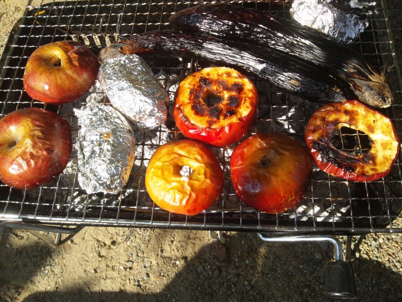 qのデザートに 焼きリンゴ またしても 炭火でジュージューbbq Minha Praia