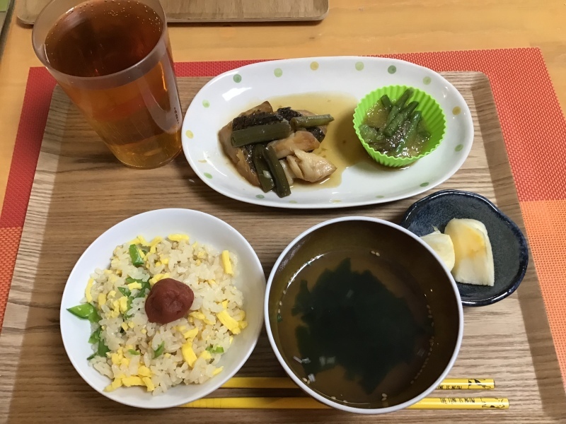 あじさい荘 夕食 カレイの煮付け 山菜おろし かやくごはん 梅干し わかめスープ りんご 今日の献立