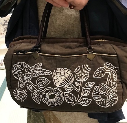 サローネのお客様・素敵な刺繍のバッグ&猫のバッグ。_f0181251_19383790.jpg