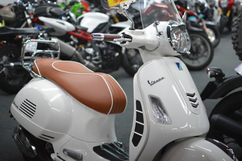 大人気　ベスパGTS250ie　中古車入荷しました　_d0100125_17552870.jpg