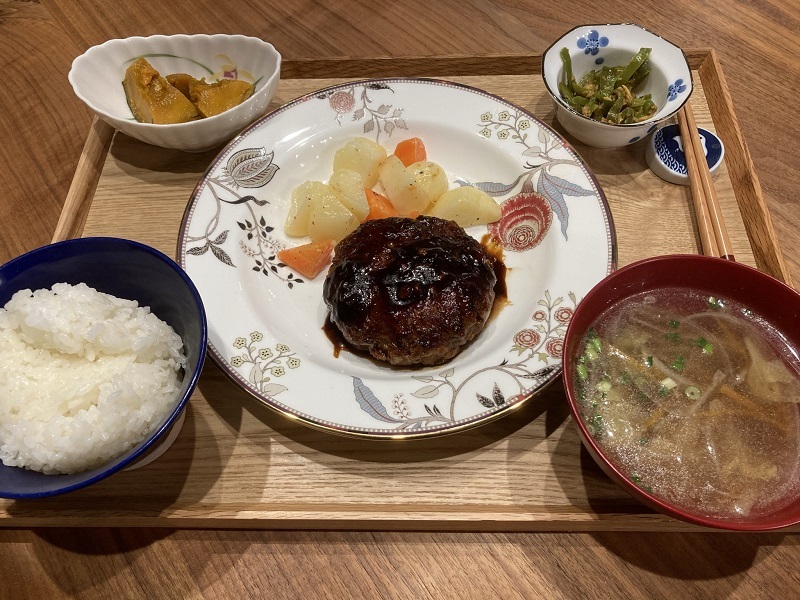 献立 ハンバーグ じゃがいもと人参のバター和え かぼちゃの煮物 ピーマンとツナのカレー炒め 野菜スープ Kajuの 今日のお料理 簡単レシピ
