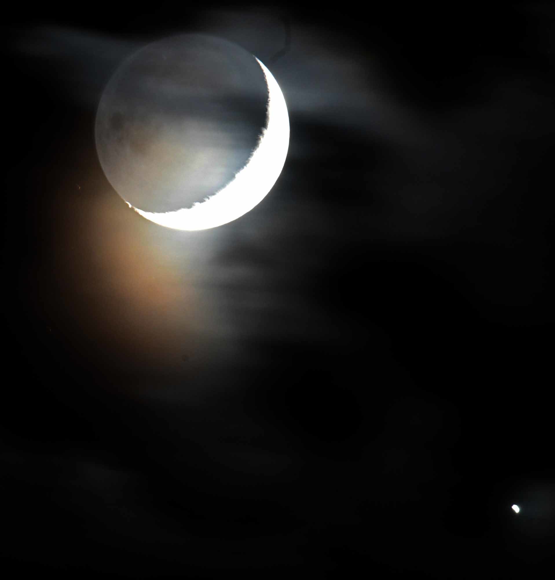 雲間の月と金星_f0173596_23071984.jpg