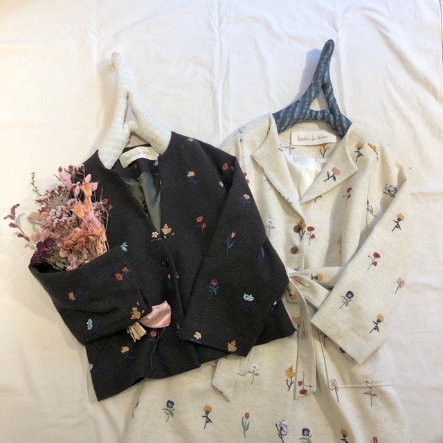 きちんと並ぶ花刺繍　ロングコート