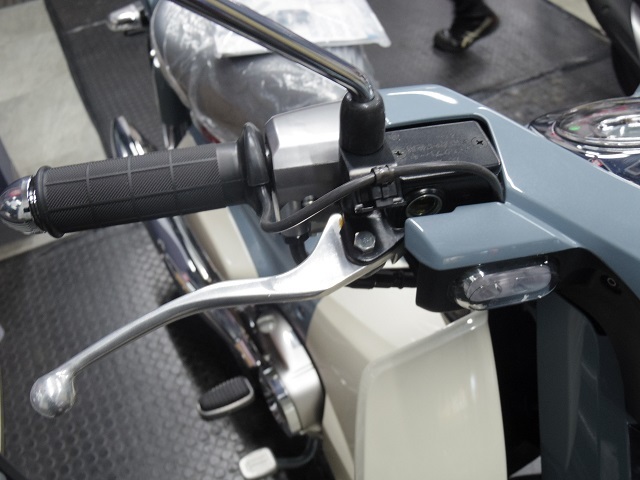 スーパーカブC125(JA48)にホンダ純正グリップヒーター スーパーカブC125(JA48)にホンダ純正グリップヒーター