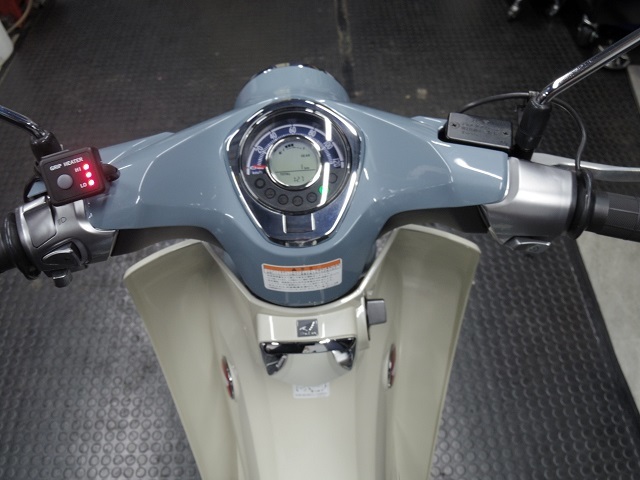 スーパーカブC125(JA48)にホンダ純正グリップヒーター スーパーカブC125(JA48)にホンダ純正グリップヒーター