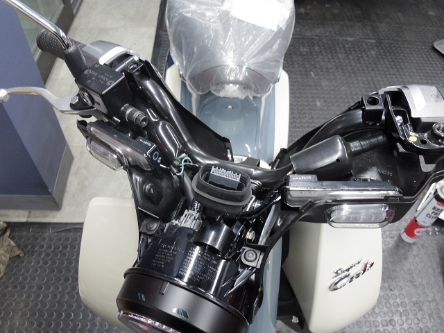 スーパーカブC125(JA48)にホンダ純正グリップヒーター スーパーカブC125(JA48)にホンダ純正グリップヒーター