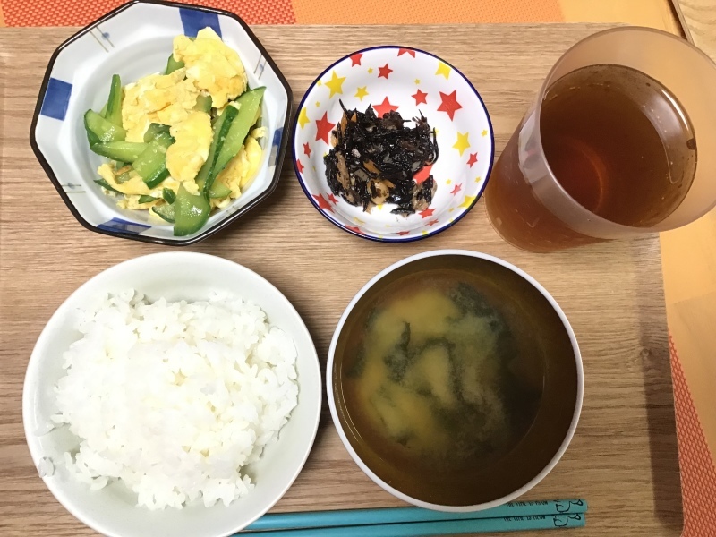 アジサイ荘 朝食 玉子 きゅうり炒め 昆布煮 味噌汁 今日の献立