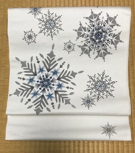 サローネで見つけた・トリエさん・雪の結晶名古屋帯。_f0181251_18383465.jpg