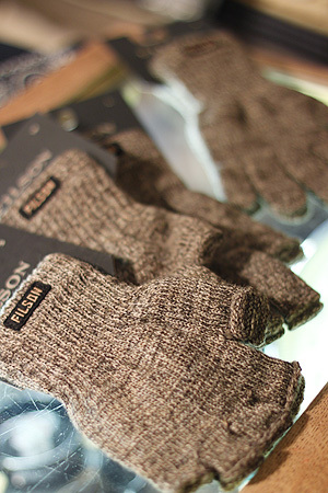 FINGERLESS KNIT GLOVES。_e0186470_18335412.jpg