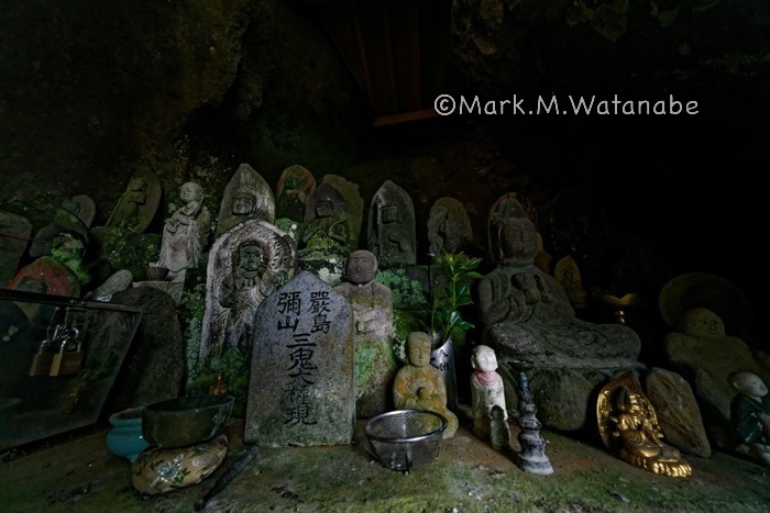薮不動尊-本堂（岩窟内）_e0135098_00155452.jpg