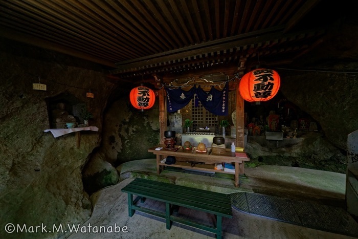 薮不動尊-本堂（岩窟内）_e0135098_00163217.jpg