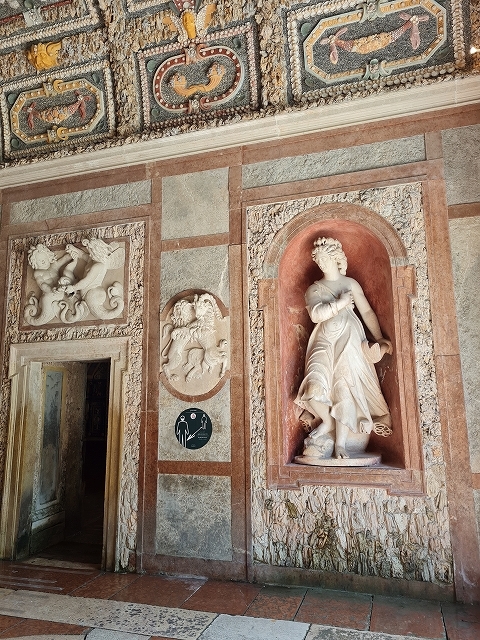 ザルツブルク・ヘルブルン宮殿 仕掛け噴水の庭園_c0167813_00491613.jpg