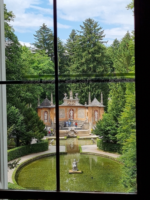 ザルツブルク・ヘルブルン宮殿　仕掛け噴水の庭園_c0167813_00495638.jpg
