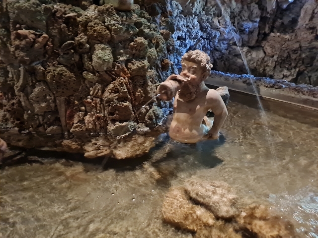 ザルツブルク・ヘルブルン宮殿 仕掛け噴水の庭園_c0167813_00505660.jpg
