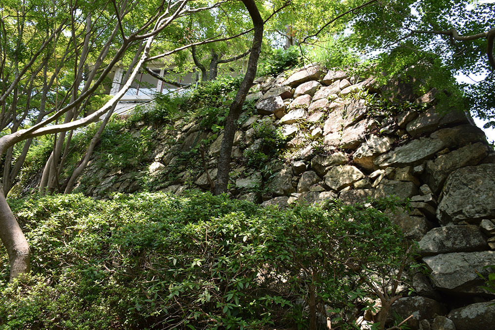 豊臣秀次が築いた八幡山城を歩く。 その1 <登城口~二ノ丸>_e0158128_21060331.jpg