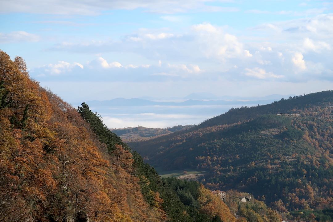 秋深いラヴェルナへ霧のペルージャ・テベレ渓谷から_f0234936_19340111.jpg