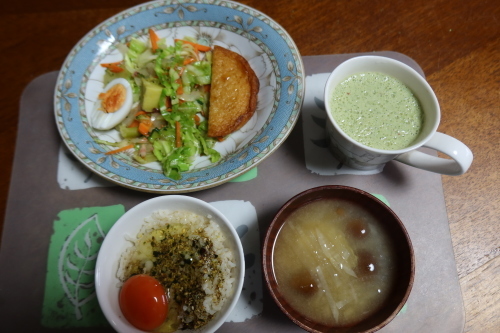 朝：さつま揚げ・ゆで卵・野菜炒め、卵ご飯、味噌汁＆野菜ジュース　昼：Bigウィンナー、果物＆コーヒー　夜：森瑤子ふう鰯缶詰丼、サラダ、大根葉と大豆の煮物、味噌汁＆柿_c0075701_21144386.jpg