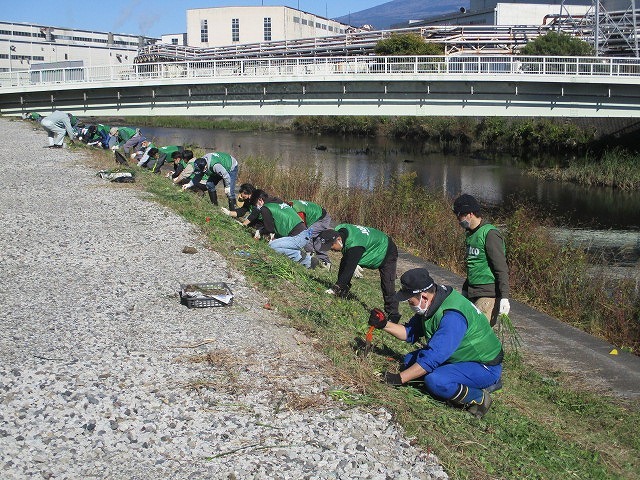 安全確保の盛土工事で高くなった滝川の土手にヒガンバナの球根を植え付け_f0141310_07371495.jpg