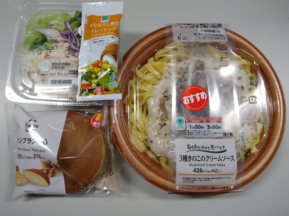 11/16夜勤飯 ファミマ 3種きのこのクリームソースパスタ、サラダチキンのサラダ、モンブランどら_b0042308_01300683.jpg