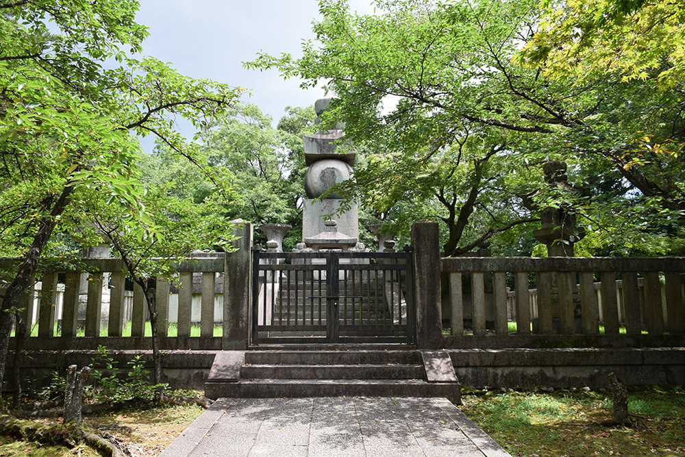 豊臣秀吉が眠る豊国廟。_e0158128_18293471.jpg