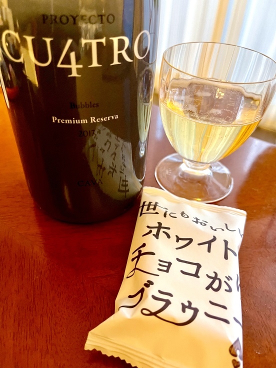 「世にもおいしいホワイトチョコがけブラウニー 」と CAVA_c0212604_16384672.jpeg