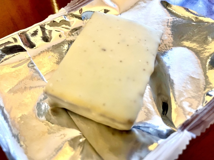 「世にもおいしいホワイトチョコがけブラウニー 」と CAVA_c0212604_16390323.jpeg