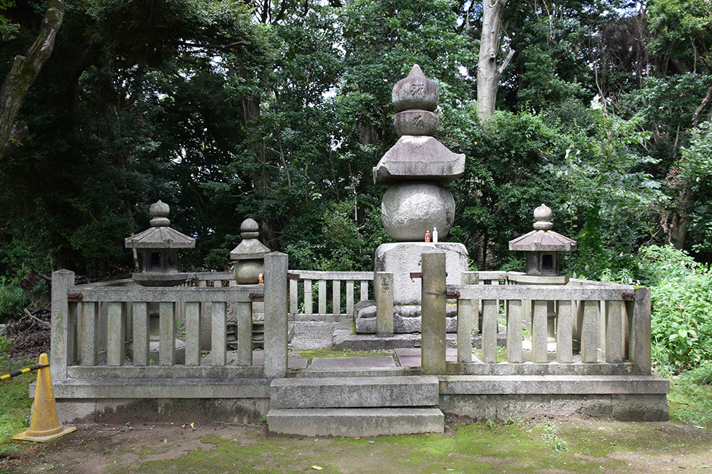 豊国廟の麓に祀られた豊臣国松と松の丸殿の供養塔。_e0158128_10223822.jpg