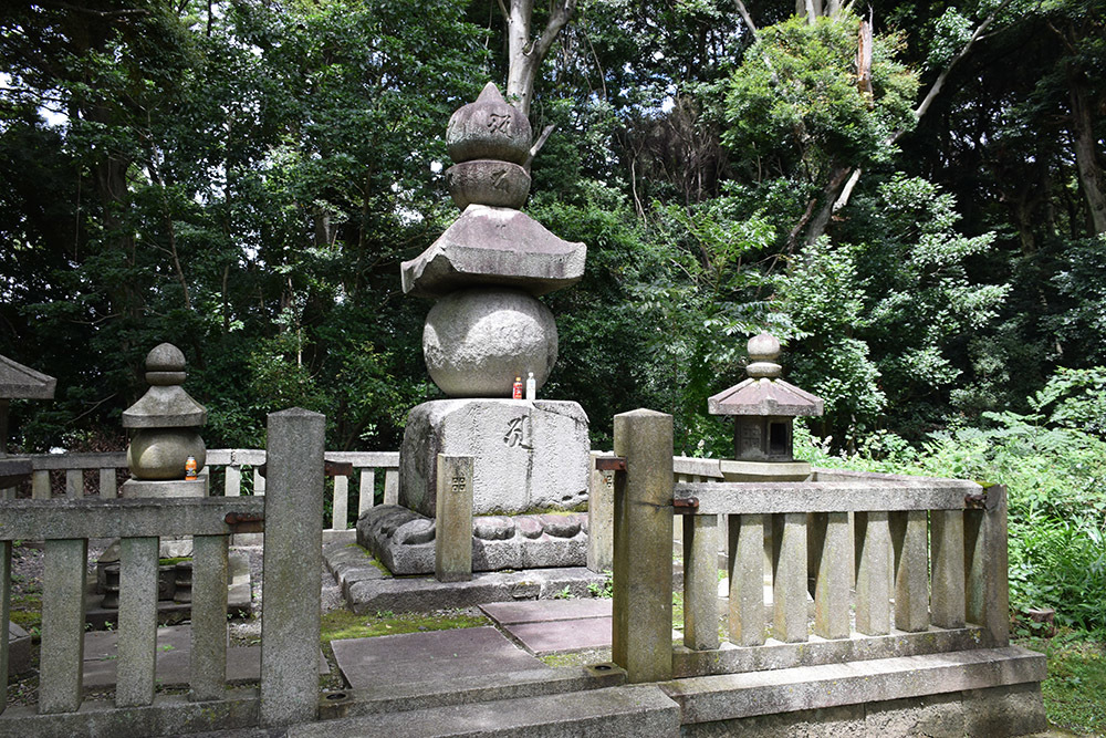 豊国廟の麓に祀られた豊臣国松と松の丸殿の供養塔。_e0158128_10245035.jpg