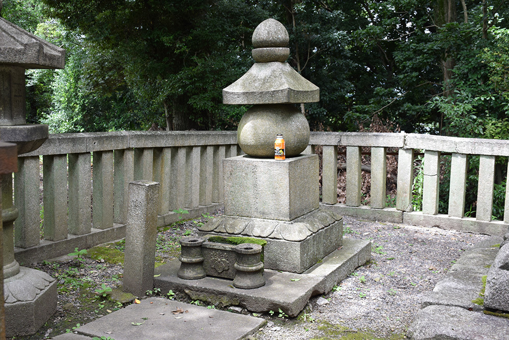 豊国廟の麓に祀られた豊臣国松と松の丸殿の供養塔。_e0158128_10350912.jpg
