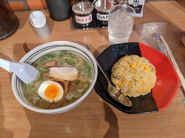 炒飯セット:塩ラーメンハーフ(函館麺厨房 あじさい 新千歳空港店:2021年150杯目)_f0397261_21365790.jpg