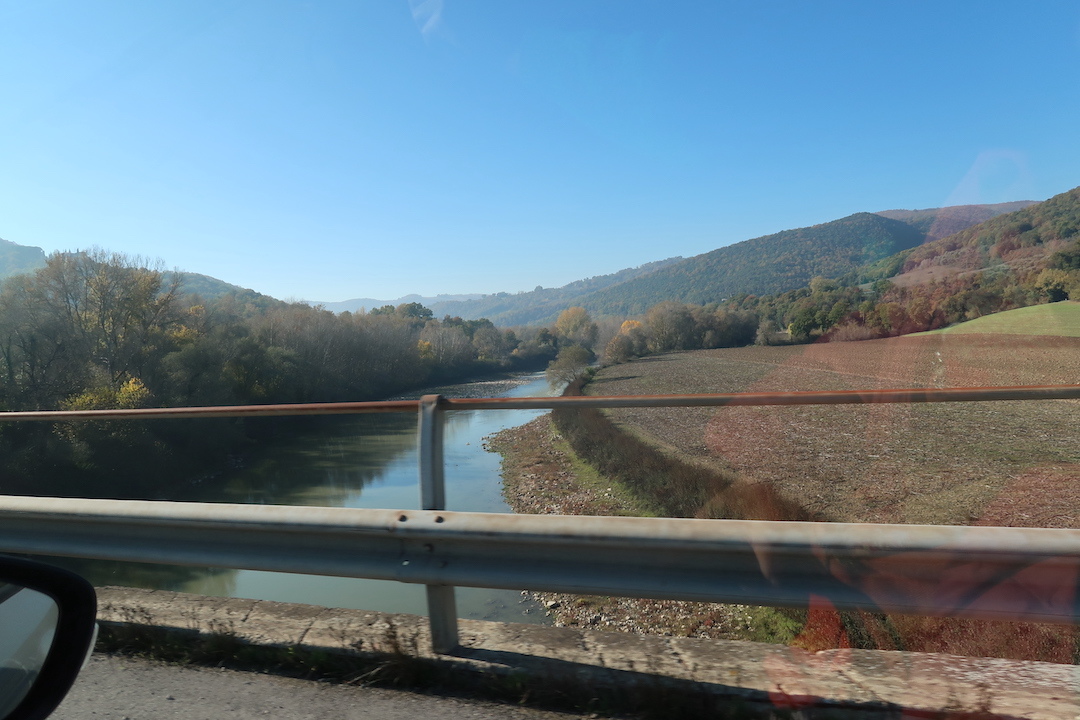 岩壁の上も眺めすばらしい晩秋のオルヴィエート、テベレ川沿いの道はああ車が数珠つなぎ_f0234936_16314575.jpg