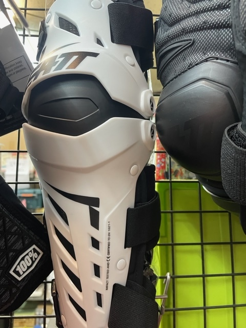 LEATT ベストセラーニーシンガード DUAL AXIS マイチェン前 LEATT ベストセラーニーシンガード DUAL AXIS マイチェン前