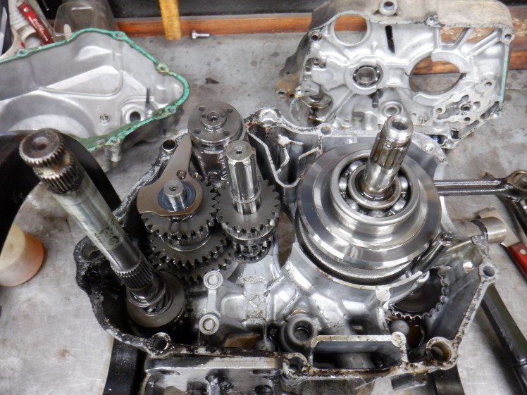 スーパーカブ50DX エンジンOH作業 分解編 : モーターヘッド スーパーカブ50DX エンジンOH作業 分解編 : モーターヘッド