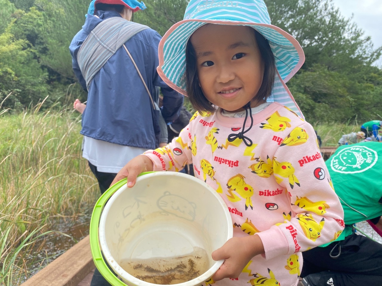 青空ようちえん〔週末〕メダカの池あそび(11/23)アミを持ってメダカやエビを探そう!親子で生き物探しや水遊びをのんびり楽しみました!_d0363878_20370197.jpeg