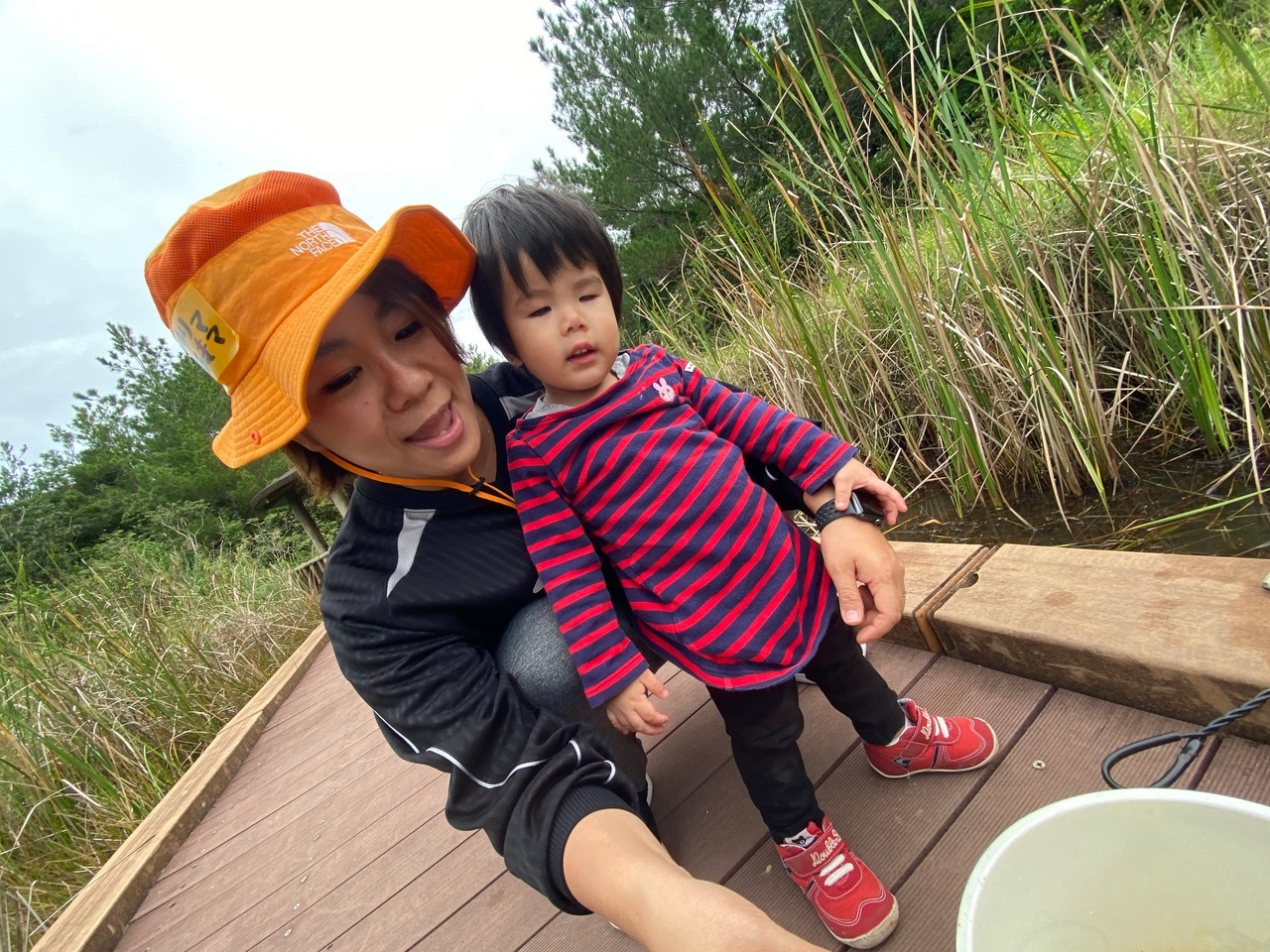 青空ようちえん〔週末〕メダカの池あそび(11/23)アミを持ってメダカやエビを探そう!親子で生き物探しや水遊びをのんびり楽しみました!_d0363878_20384547.jpeg