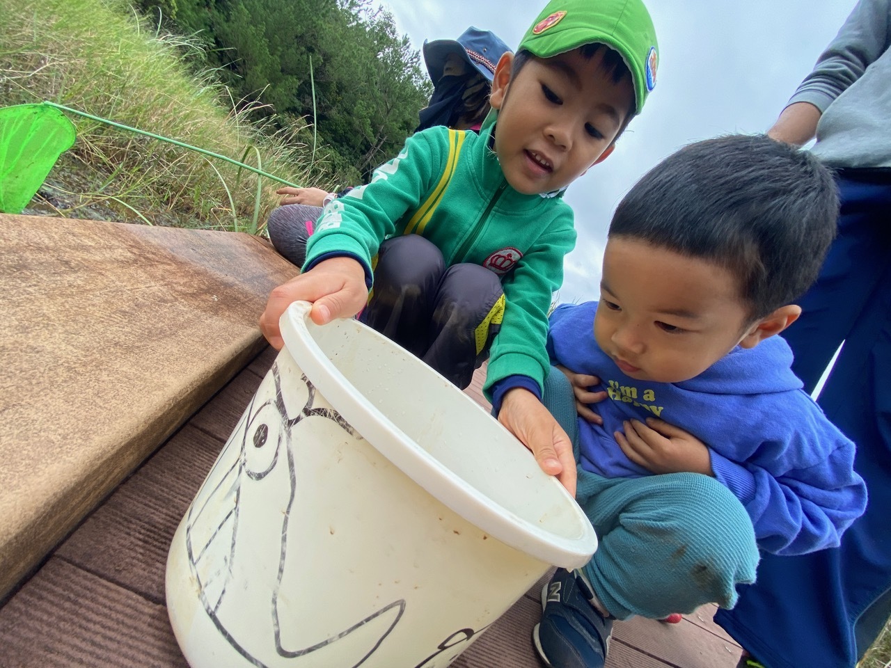 青空ようちえん〔週末〕メダカの池あそび(11/23)アミを持ってメダカやエビを探そう!親子で生き物探しや水遊びをのんびり楽しみました!_d0363878_20391547.jpeg