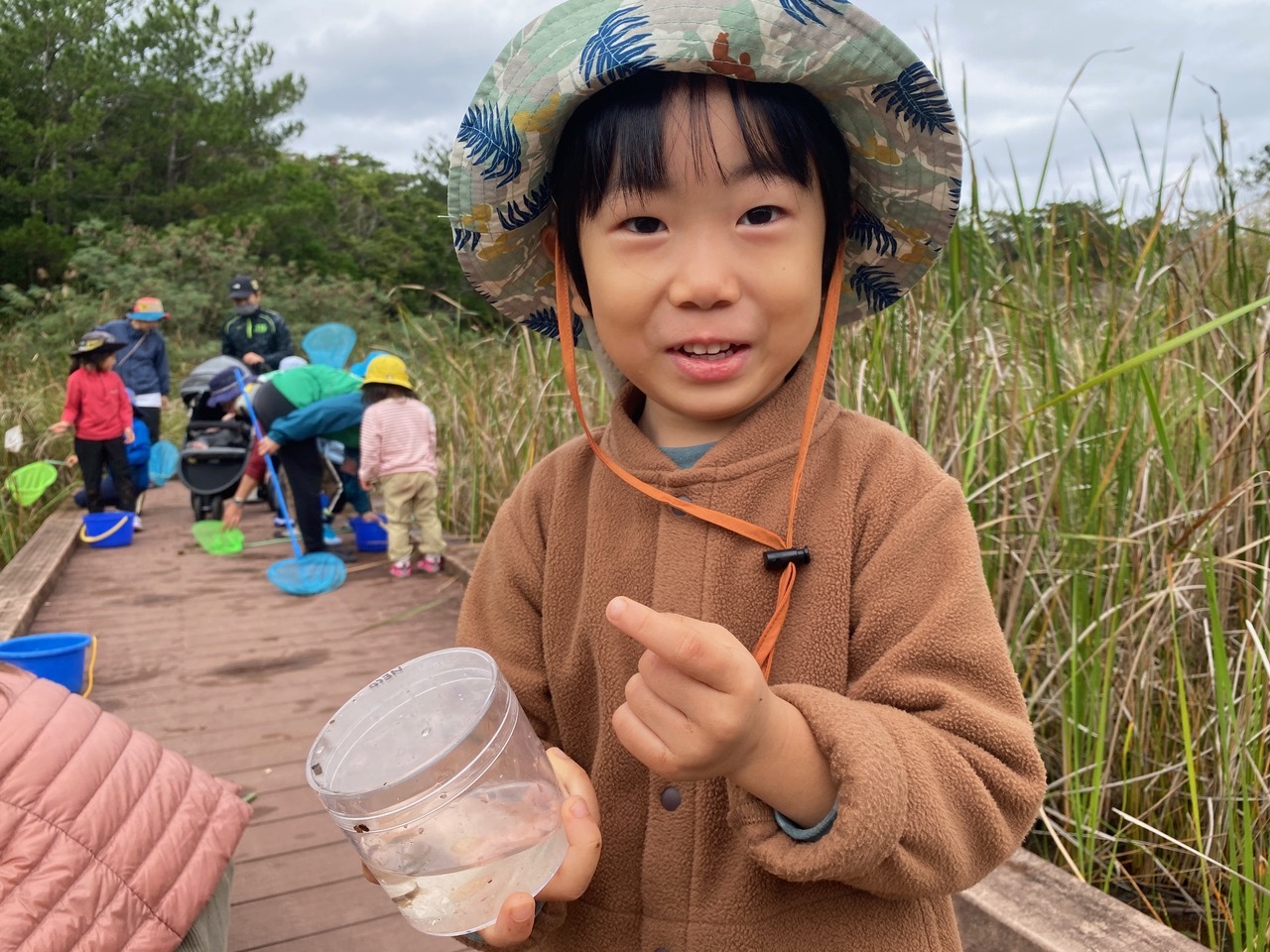 青空ようちえん〔週末〕メダカの池あそび(11/23)アミを持ってメダカやエビを探そう!親子で生き物探しや水遊びをのんびり楽しみました!_d0363878_20394633.jpeg