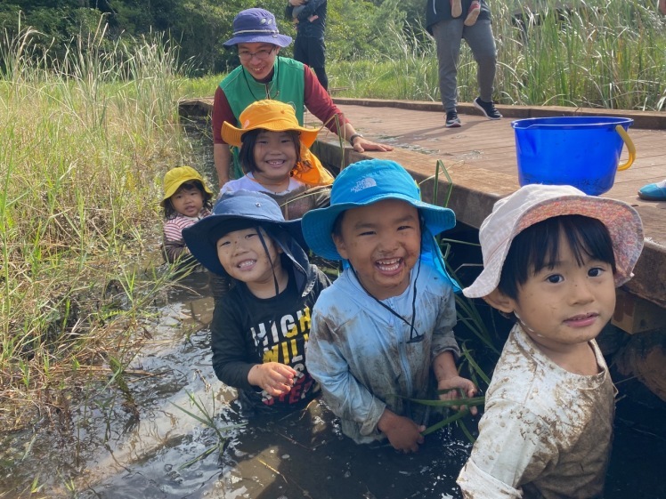 青空ようちえん〔週末〕メダカの池あそび(11/23)アミを持ってメダカやエビを探そう!親子で生き物探しや水遊びをのんびり楽しみました!_d0363878_20440650.jpeg