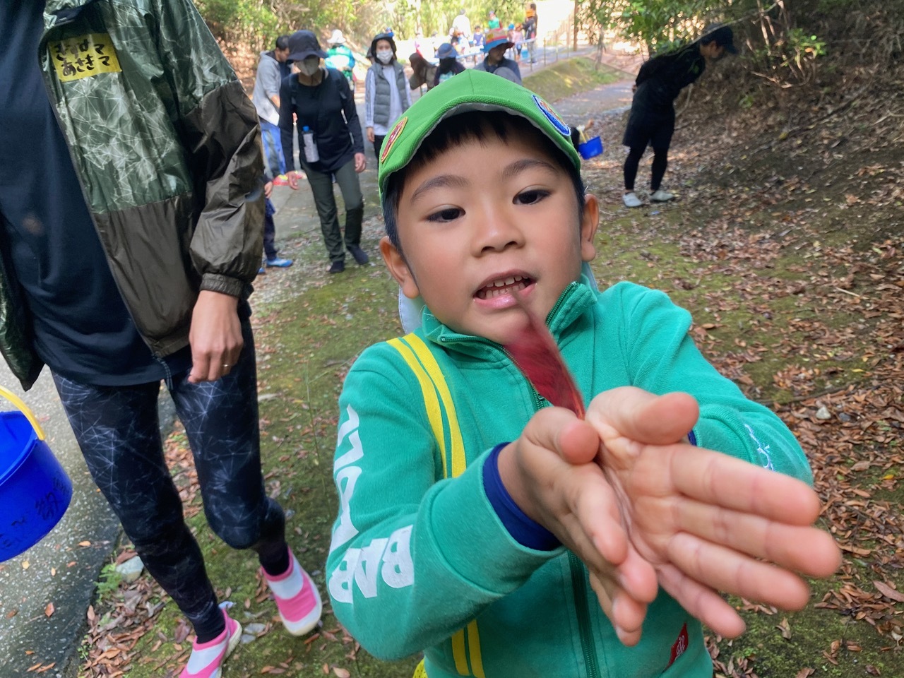 青空ようちえん〔週末〕メダカの池あそび(11/23)アミを持ってメダカやエビを探そう!親子で生き物探しや水遊びをのんびり楽しみました!_d0363878_20443817.jpeg