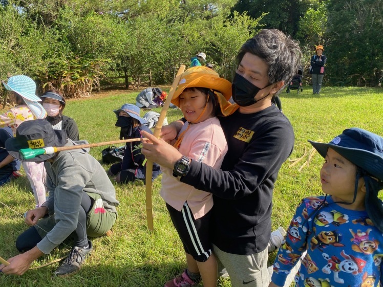 青空ようちえん〔週末〕メダカの池あそび(11/23)アミを持ってメダカやエビを探そう!親子で生き物探しや水遊びをのんびり楽しみました!_d0363878_20473503.jpeg