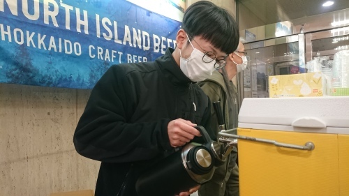 クラフトビールを買って⇒ゼインアーツのテントを見て^-^。_d0198793_10360073.jpg
