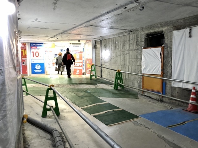 暗くて【藤沢駅地下道工事中】怖い_b0009849_15355943.jpeg
