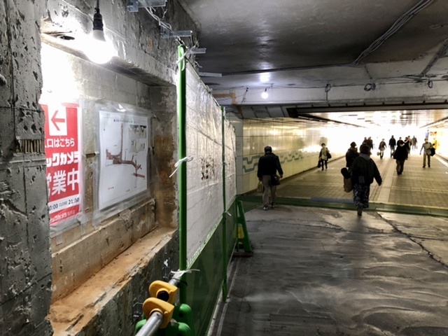 暗くて【藤沢駅地下道工事中】怖い_b0009849_15380901.jpeg
